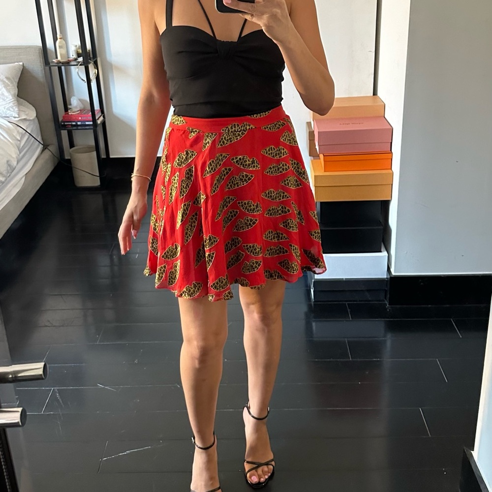 Alice & Olivia red flared mini skirt w cheetah velvet burnout lips - Picture 2 of 4
